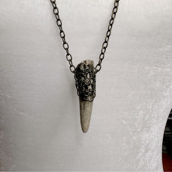 Brutalist Style Fake Bone Pendant Necklace. - Picture 1 of 5